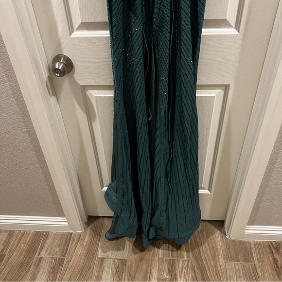 Nox Anabel E1038 - NWT Beaded V-Neck
Prom Dress SIZE 4 - Picture 4 of 7